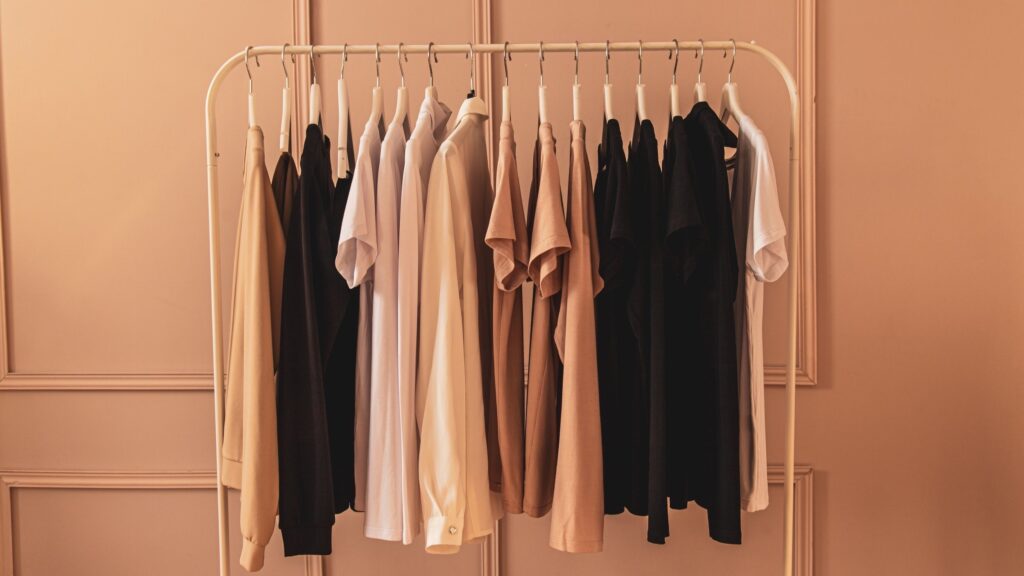 the benefits of traveling with a minimalist wardrobe and how to achieve it